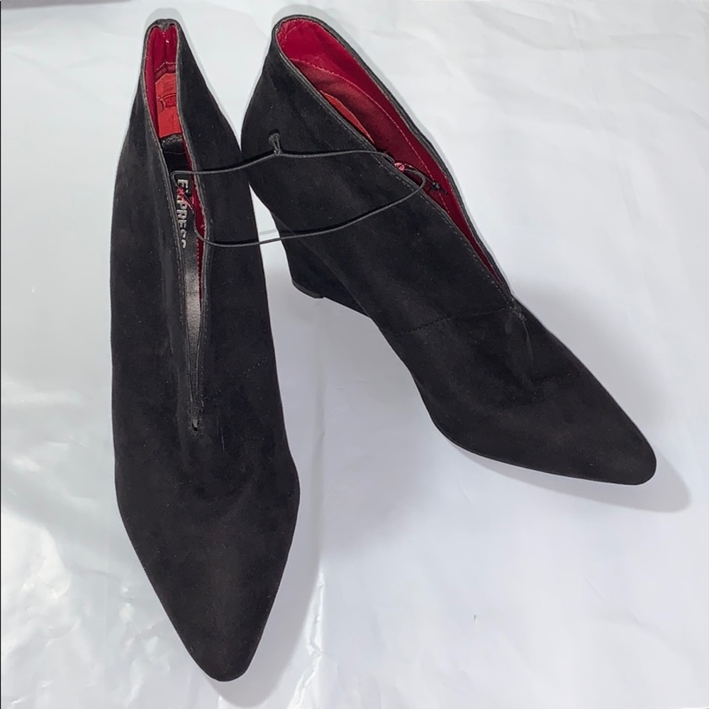 EXPRESS BOOTIES deep V size 8 WOMEN black suede
